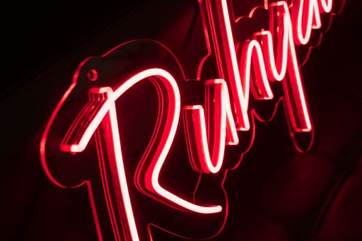 Do neon signs need to be plugged in?